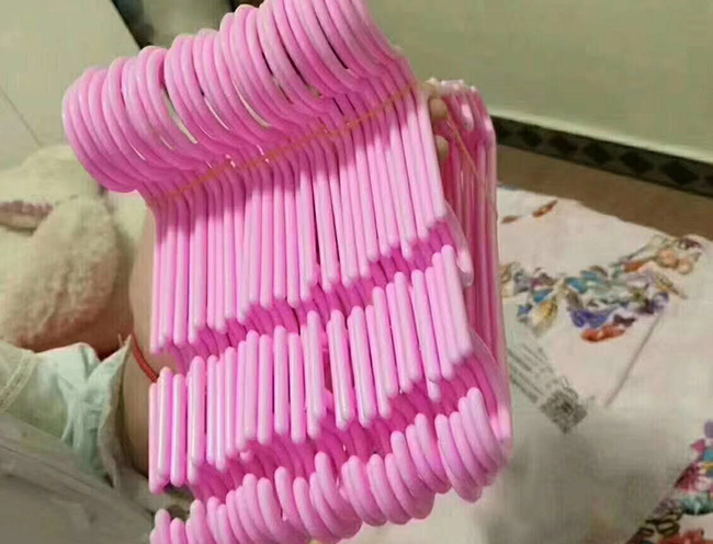 我們接到來(lái)自不少官網(wǎng)留言需要訂購(gòu)青島塑料衣架產(chǎn)品
